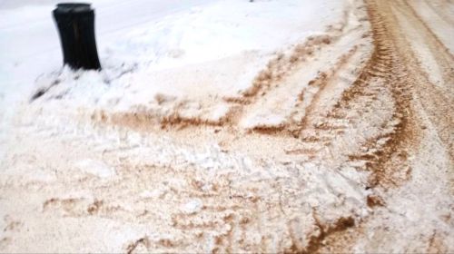 В Лаишево с раннего утра идет борьба со снежными заносами