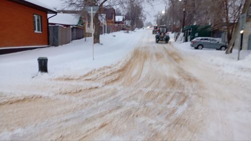 В Лаишево с раннего утра идет борьба со снежными заносами