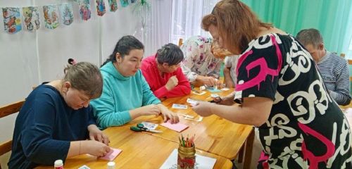 Для лаишевских получателей социальных услуг провели новогодний мастер-класс