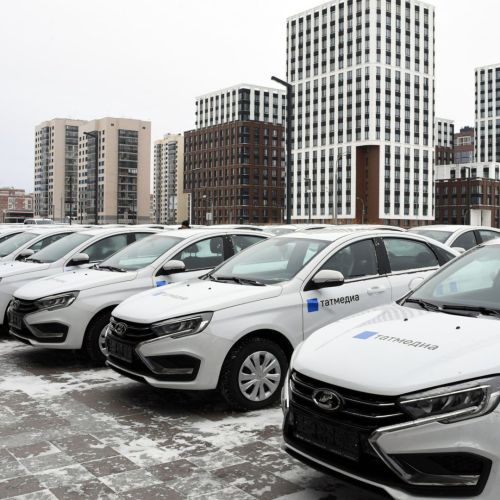 Рустам Минниханов вручил ключи от автомобилей районным СМИ Татарстана