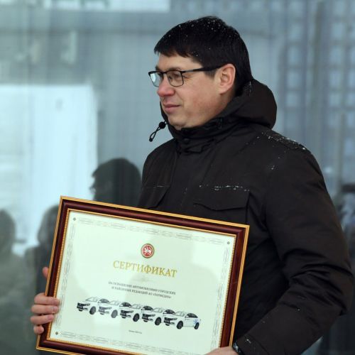 Рустам Минниханов вручил ключи от автомобилей районным СМИ Татарстана
