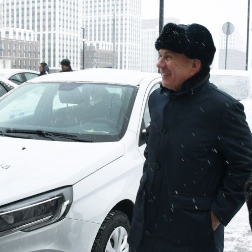 Рустам Минниханов вручил ключи от автомобилей районным СМИ Татарстана