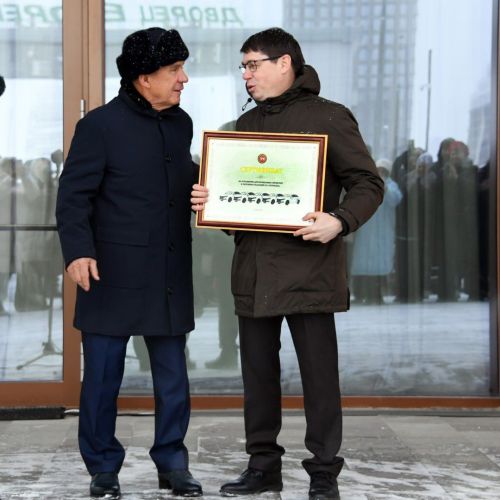 Рустам Минниханов вручил ключи от автомобилей районным СМИ Татарстана