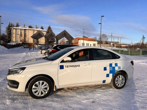 Рустам Минниханов вручил ключи от Lada Vesta «Камской нови»: новый автомобиль для оперативной работы журналистов Лаишевского района