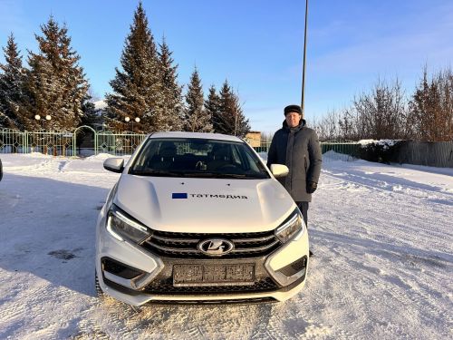 Рустам Минниханов вручил ключи от Lada Vesta «Камской нови»: новый автомобиль для оперативной работы журналистов Лаишевского района