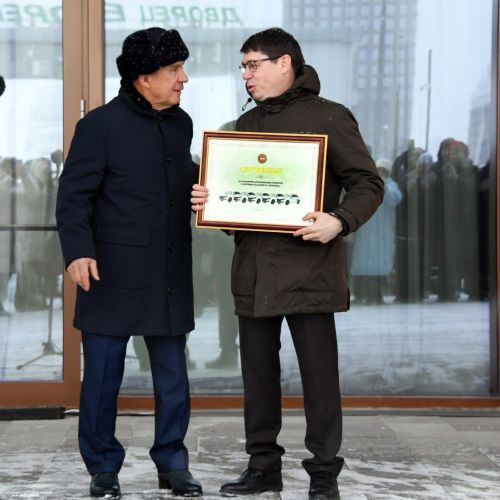 Рөстәм Миңнеханов Татарстан район массакүләм мәгълүмат чараларына автомобиль ачкычлары тапшырды