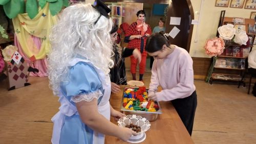 Библио-квест «Алиса в стране новогодних чудес, или Новый год наоборот»
