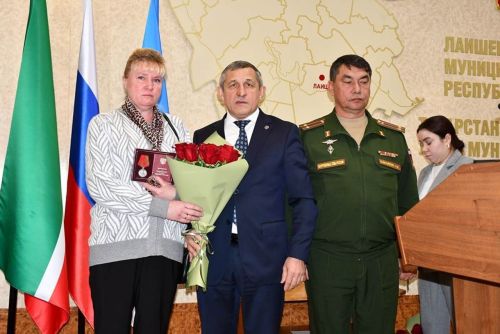 Дәүләт бүләкләре МХОда һәлак булган катнашучыларның гаиләләренә тапшырылды