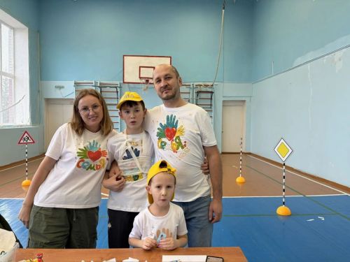 Праздник по ПДД «Папа, мама и я — ПДДшная семья!» в Пелевской школе собрал креативные семьи