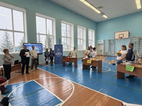 Праздник по ПДД «Папа, мама и я — ПДДшная семья!» в Пелевской школе собрал креативные семьи