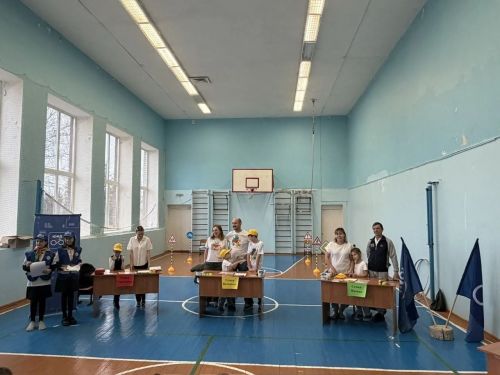 Праздник по ПДД «Папа, мама и я — ПДДшная семья!» в Пелевской школе собрал креативные семьи