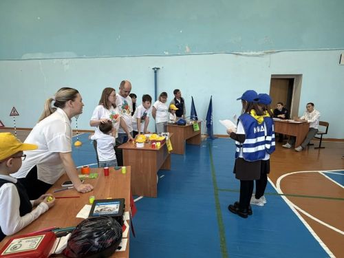 Праздник по ПДД «Папа, мама и я — ПДДшная семья!» в Пелевской школе собрал креативные семьи