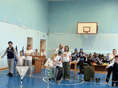 Праздник по ПДД «Папа, мама и я — ПДДшная семья!» в Пелевской школе собрал креативные семьи