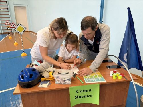 Праздник по ПДД «Папа, мама и я — ПДДшная семья!» в Пелевской школе собрал креативные семьи