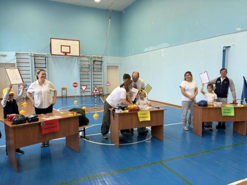 Праздник по ПДД «Папа, мама и я — ПДДшная семья!» в Пелевской школе собрал креативные семьи