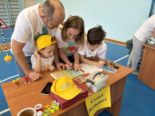Праздник по ПДД «Папа, мама и я — ПДДшная семья!» в Пелевской школе собрал креативные семьи