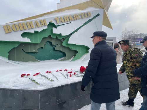 Юнармейцы Лаишевского района возложили цветы к мемориалу героям-танкистам
