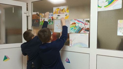 Лаеш районы мәктәбендә рәсемнәр күргәзмәсен сугышчы-интернационалистлар истәлегенә багышладылар