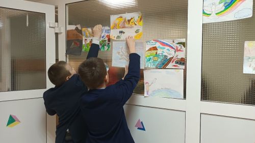 Лаеш районы мәктәбендә рәсемнәр күргәзмәсен сугышчы-интернационалистлар истәлегенә багышладылар