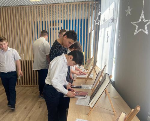 Лаишевские школьники познакомились с выставкой к Году защитника Отечества