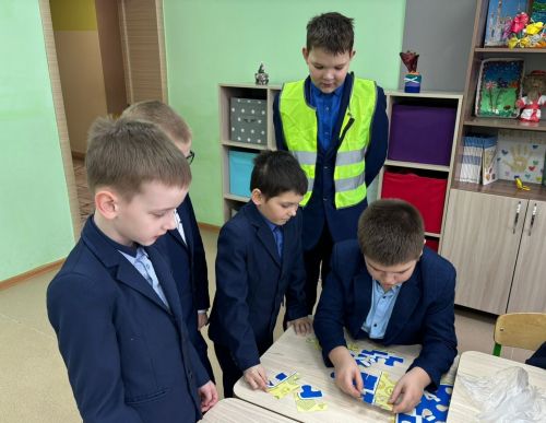 Отряд ЮИД знакомит второклассников с дорожными знаками