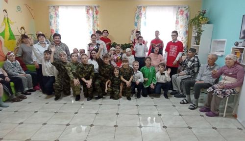 Ученики Лаишевской школы-интерната дали концерт в пансионате для пожилых