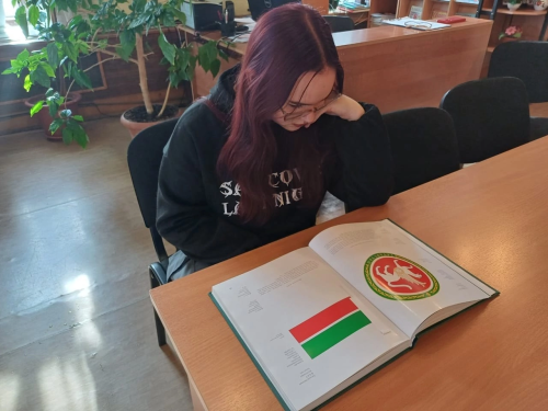 В Центральной библиотеке для учащихся гимназии № 1 прошла информационная минутка на тему «Символика Татарстана».