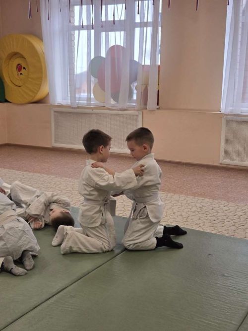 Спортивные соревнования в детском саду «Ромашка» посвятили мамам