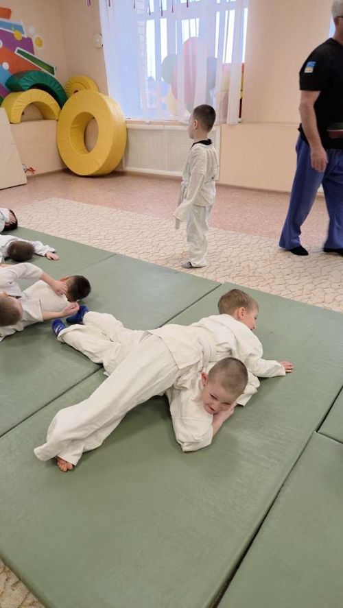 Спортивные соревнования в детском саду «Ромашка» посвятили мамам