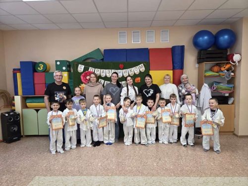 Спортивные соревнования в детском саду «Ромашка» посвятили мамам