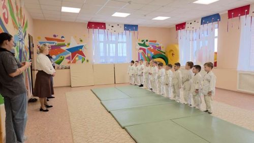 Спортивные соревнования в детском саду «Ромашка» посвятили мамам