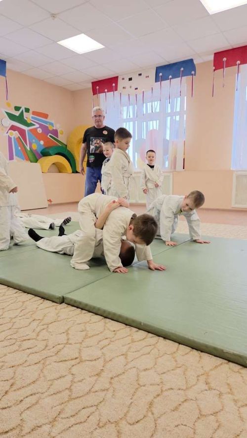 Спортивные соревнования в детском саду «Ромашка» посвятили мамам
