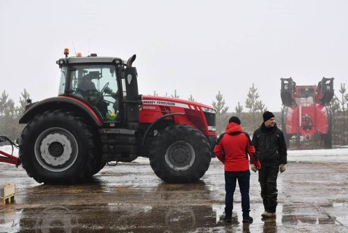 Илдус Зарипов районның авыл хуҗалыгы предприятиеләрендә булды