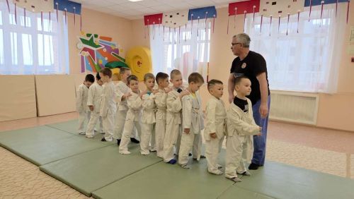 Спортивные соревнования в детском саду «Ромашка» посвятили мамам