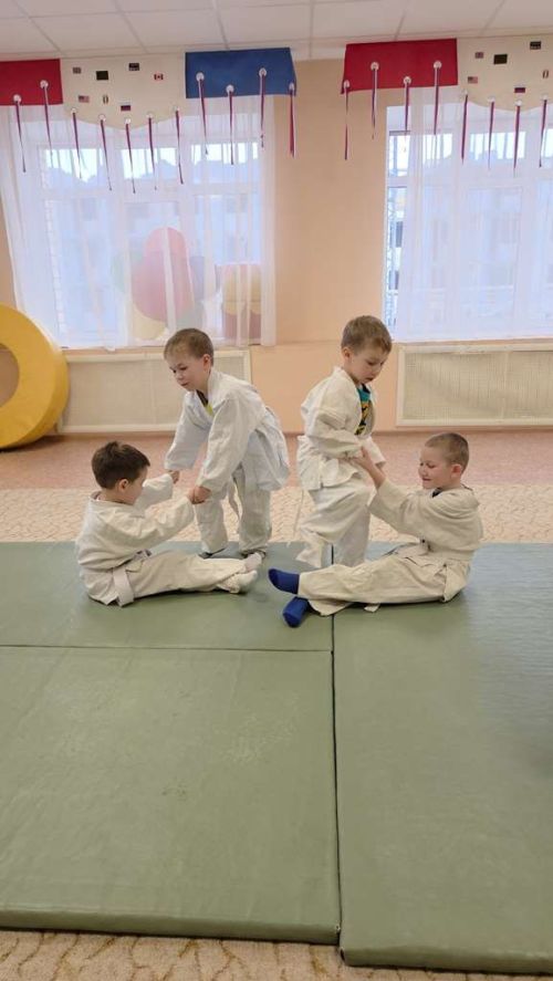 Спортивные соревнования в детском саду «Ромашка» посвятили мамам