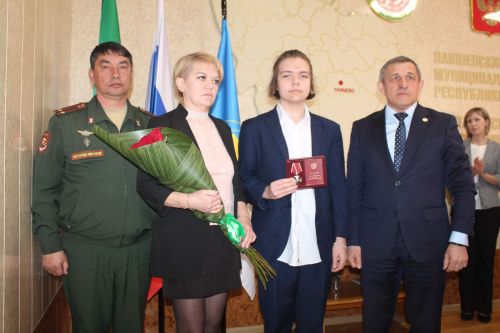 Семьям погибших участников СВО из Лаишевского района вручили награды