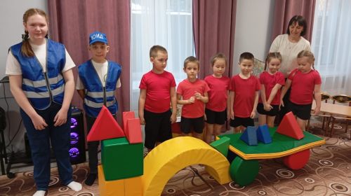 Играя, обучают безопасному поведению на дороге