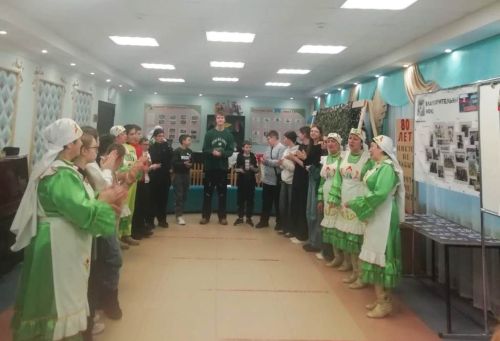Ансамбль «Бибинур» приветствовал школьников из Краснодара