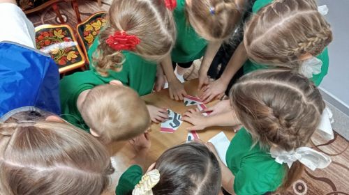 Играя, обучают безопасному поведению на дороге