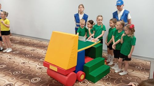 Играя, обучают безопасному поведению на дороге