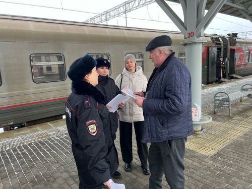 Транспортные полицейские поздравили женщин-пассажирок с 8 Марта