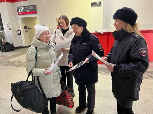 Транспортные полицейские поздравили женщин-пассажирок с 8 Марта