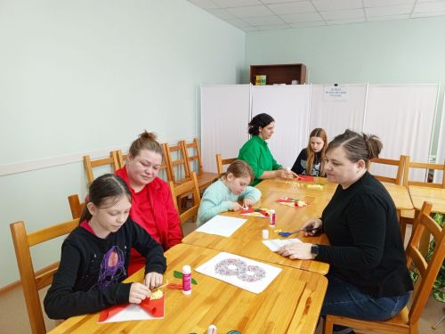 Получатели социальных услуг в Лаишеве сделали подарки к 8 Марта своими руками