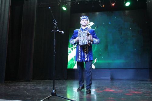 Лаишевским женщинам дарили цветы и музыкальные подарки на 8 Марта
