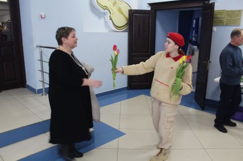 Лаишевским женщинам дарили цветы и музыкальные подарки на 8 Марта