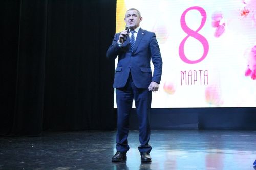Лаишевским женщинам дарили цветы и музыкальные подарки на 8 Марта