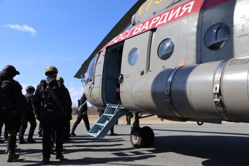 В Татарстане бойцы спецподразделений Росгвардии провели тренировку по десантированию с вертолёта