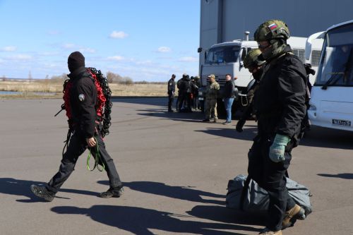 В Татарстане бойцы спецподразделений Росгвардии провели тренировку по десантированию с вертолёта