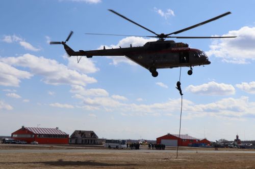 В Татарстане бойцы спецподразделений Росгвардии провели тренировку по десантированию с вертолёта