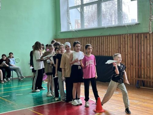 В Габишевской школе День космонавтики отметили запуском бумажных самолетов